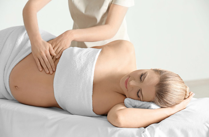 Những động tác massage giúp kích thích máu lưu thông, nuôi dưỡng da từ bên trong, tránh rạn da khi mang thai