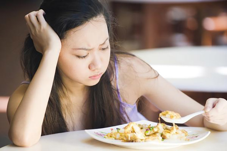 Việc thiếu hụt dưỡng chất khiến da không được nuôi dưỡng tốt, gây rạn da sau sinh