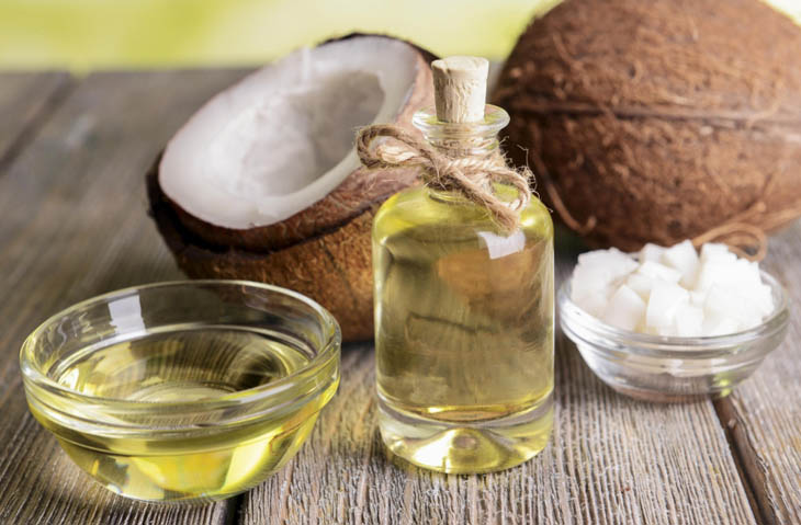 Dầu dừa cũng là một nguyên liệu thường được dùng để tăng độ ẩm và mềm mại cho da