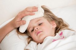 Trẻ sốt viêm họng kéo dài bao lâu? Khi nào cần gặp bác sĩ?