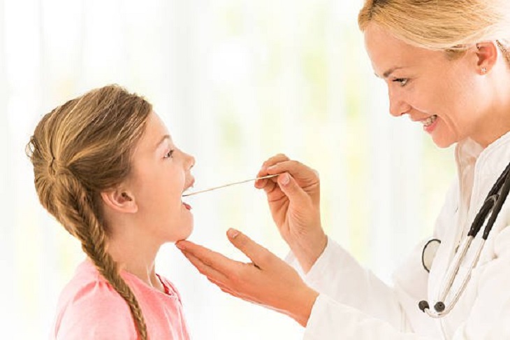 Phụ huynh cần đưa trẻ đến gặp bác sĩ sau 2 ngày điều trị sốt viêm họng mà không có đáp ứng