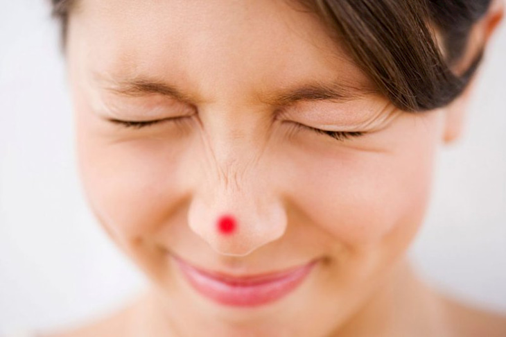 Tình trạng mụn bọc ở mũi có thể khiến bạn cảm thấy khó chịu, mệt mỏi