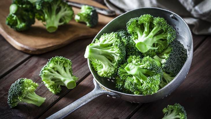 Bông cải xanh là loại thực phẩm quan trọng cần thêm vào trong chế độ ăn trị mụn nội tiết 
