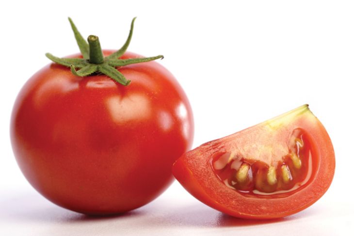 Cách trị nám da bằng rau ngót và cà chua giúp làn da hồng hào, trắng mịn tự nhiên.