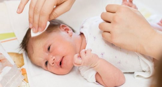 Bệnh viêm da tiết bã ở trẻ sơ sinh có thể hết trong vài tháng