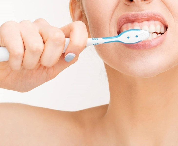Vệ sinh răng miệng không đảm bảo có thể là nguyên nhân gây bệnh viêm họng có mủ