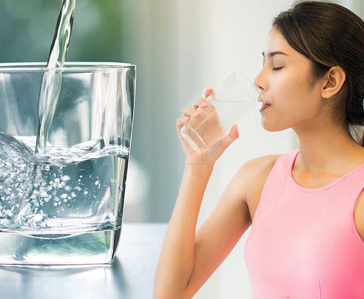 Người bệnh viêm họng hạt nên bổ sung lượng nước để điều tiết nước bọt trong khoang miệng