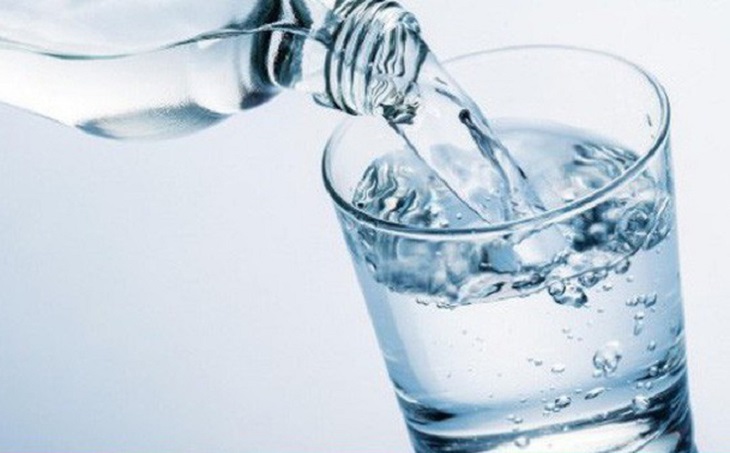 Uống đủ nước giúp giảm sốt và phòng nguy cơ mất nước ở bệnh nhân viêm họng liên cầu khuẩn