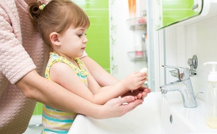 Tạo thói quen rửa tay trước khi ăn cho trẻ