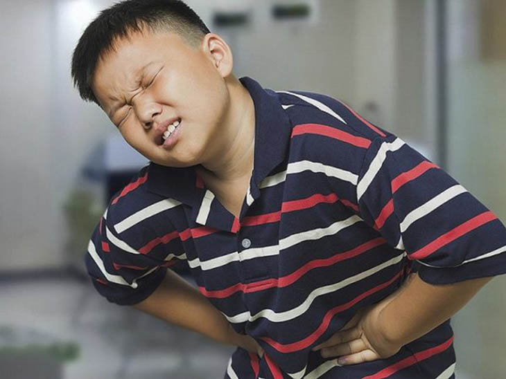 Trẻ bị đau quặn bụng do nhiễm khuẩn HP