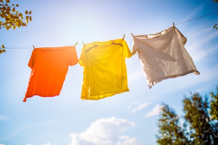 Giặt quần áo với nước nóng và phơi dưới nắng sẽ loại trừ vi khuẩn tránh tái phát bệnh