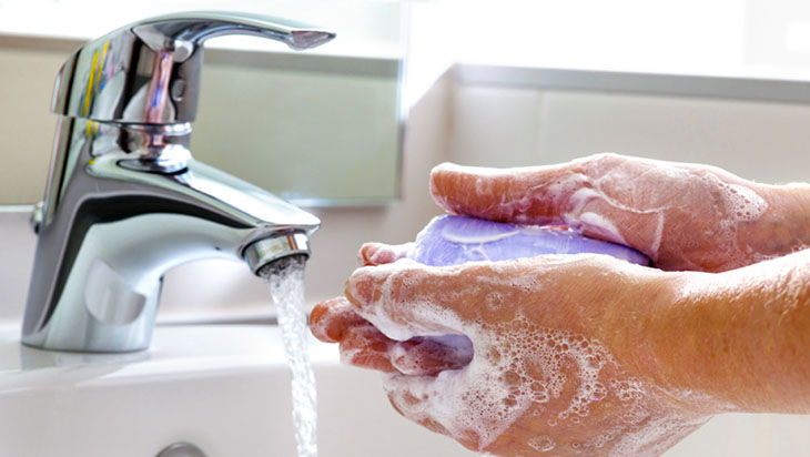 Rửa tay sạch sẽ là một trong những việc làm đầu tiên khi muốn phòng ngừa các bệnh lây nhiễm