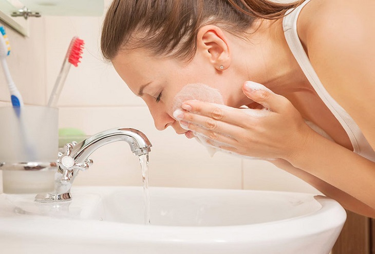 Rửa mặt mỗi ngày để tránh mụn ẩn quanh miệng
