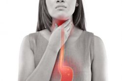 Trào ngược họng thanh quản là tình trạng dịch vị dạ dày trào ngược đi vào vùng họng và thanh quản, gây ra những tổn thương và viêm nhiễm cho các cơ quan này