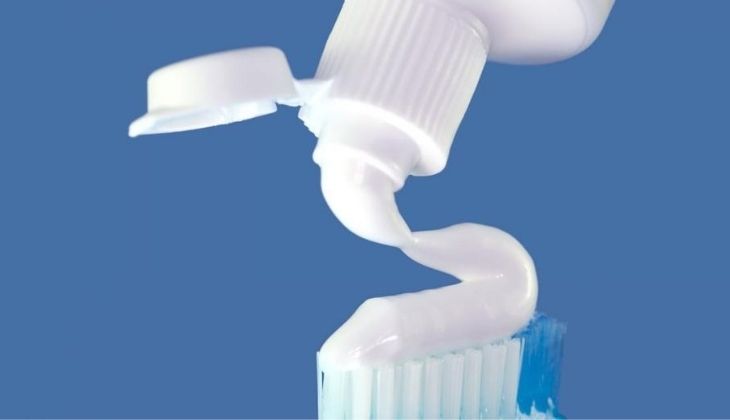 Kem đánh răng chứa tinh chất kháng viêm rất tốt, ức chế sự phát triển của vi khuẩn trên da