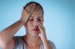 Người bị viêm xoang sẽ thường xuyên cảm thấy mệt mỏi và đau nhức quanh mũi