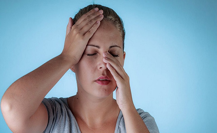 Người bị viêm xoang sẽ thường xuyên cảm thấy mệt mỏi và đau nhức quanh mũi
