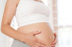 Trong 3 tháng đầu và cuối của thai kỳ mẹ bị viêm amidan có thể làm trẻ chậm phát triển