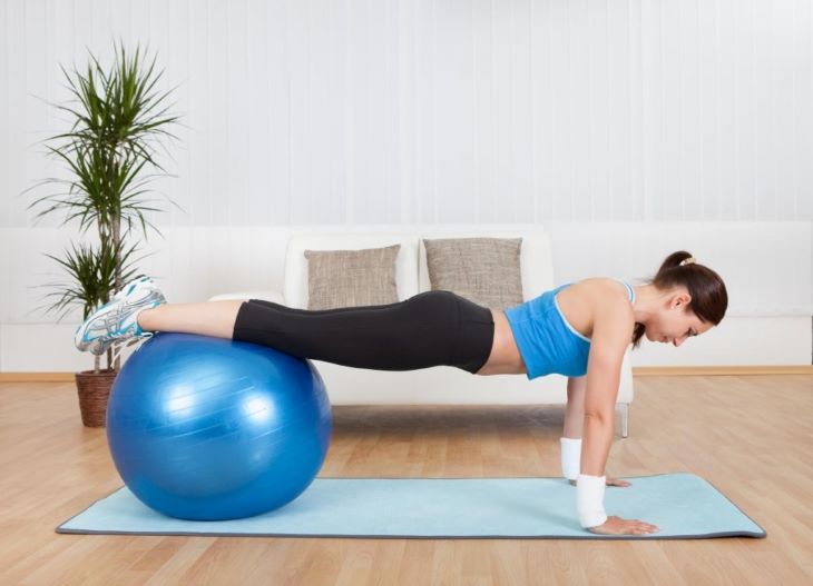 Bài tập gym giảm mỡ bụng - Plank gập bóng