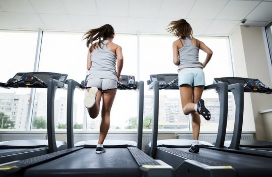 Cách tập gym giảm cân ngày thứ 2 đầu tuần với máy chạy bộ