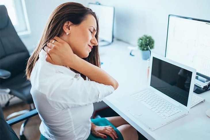 Những cơn đau co cứng hay gặp ở dân văn phòng khi ngồi trước máy tính quá lâu