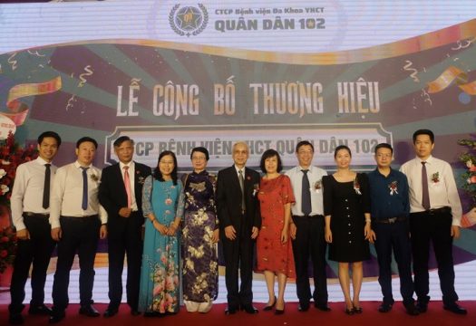 Ban lãnh đạo bệnh viện Quân dân 102 chụp ảnh lưu niệm cùng các vị khách quý trong Lễ Khai trương