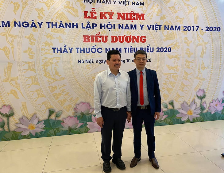 Thầy thuốc Đỗ Minh Tuấn (bên phải) và Lương y Võ Hoàng Yên (bên trái) trong sự kiện