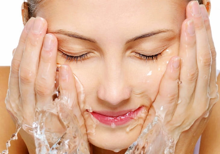 Vệ sinh da mặt là một trong những bước quan trọng trước khi nặn mụn bọc