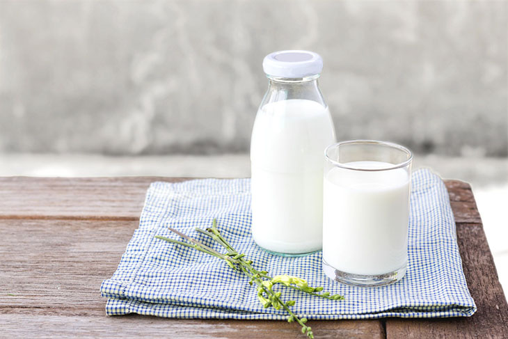 Sữa tươi chứa lượng canxi và chất dinh dưỡng dồi dào