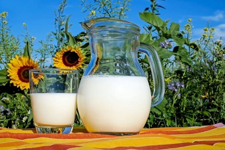 Trị thâm đỏ sau mụn nhanh nhất bằng sữa tươi không đường là phương pháp an toàn, hiệu quả được ưa dùng