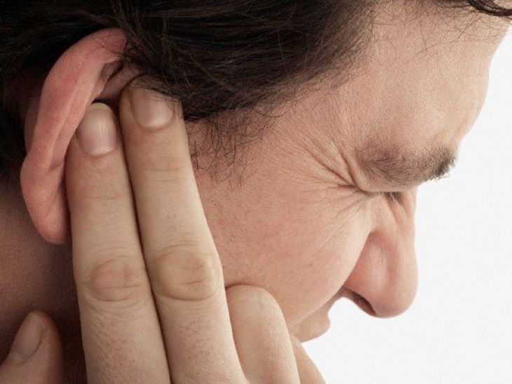 Đau tai kèm sưng họng là triệu chứng nhận biết của căn bệnh này