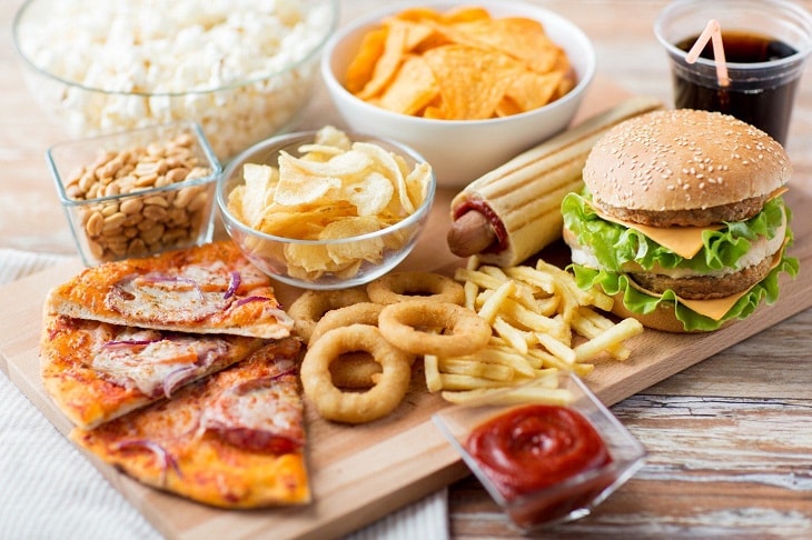 Người bị viêm amidan hốc mủ nên tránh ăn đồ chua cay và nhiều dầu mỡ