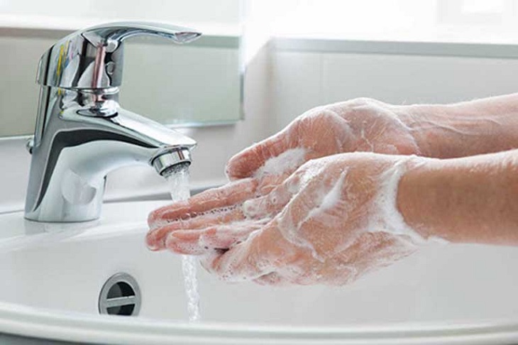 Rửa tay thường xuyên giúp phòng ngừa viêm đại tràng giả mạc