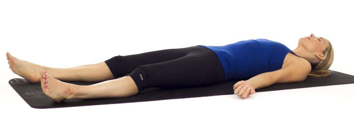 Bài tập yoga chữa trào ngược dạ dày: tư thế xác chết
