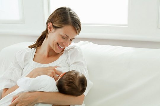 Nuôi con bằng sữa mẹ vừa đảm bảo sự phát triển của bé vừa giúp mẹ bầu giảm mỡ bụng sau sinh