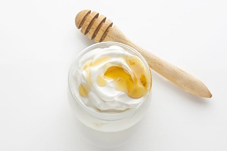 Mật ong và sữa chua là nguyên liệu trị mụn khá phổ biến