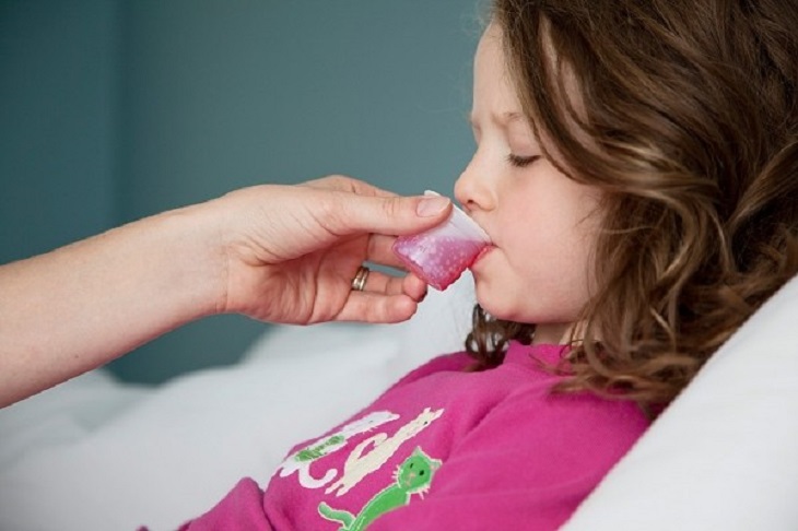 Trẻ bị viêm họng do nhiễm khuẩn cần phải dùng kháng sinh