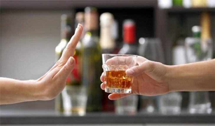 Hạn chế uống rượu bia để ngăn ngừa mụn nội tiết ở nam giới