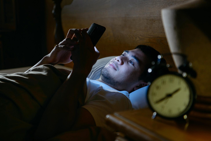 Thường xuyên thức khuya là thói quen dễ gây mụn nội tiết nam