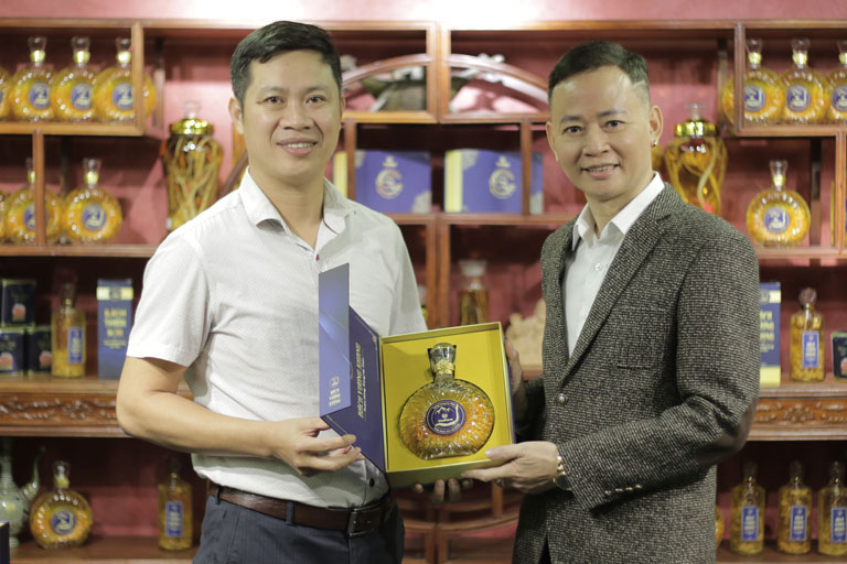 Diễn viên Tùng Dương cũng đặt nhiều niềm tin với rượu đông trùng hạ thảo Bách Vương Khang