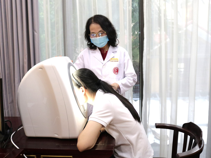Bác sĩ Lê Phương sẽ thăm khám kỹ lưỡng trước khi tư vấn phác đồ điều trị cho từng đối tượng khách hàng