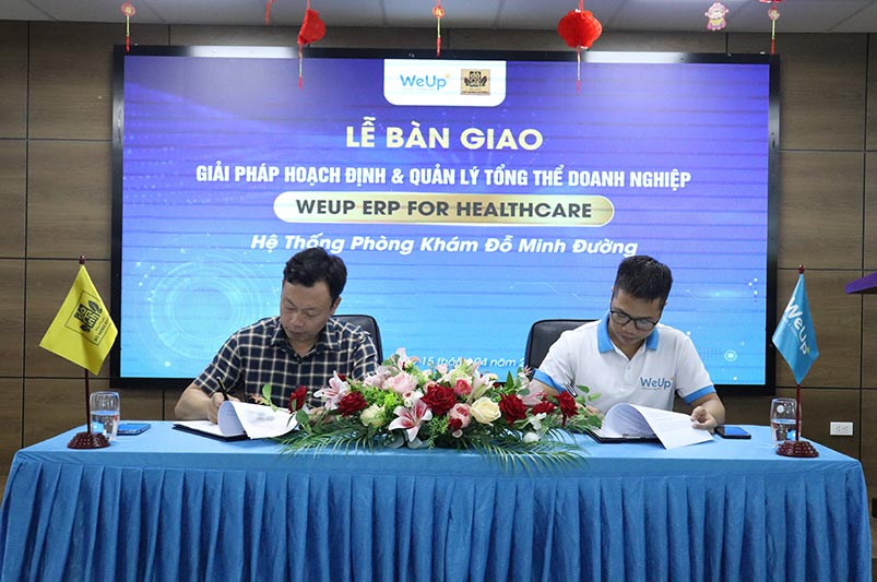 Đại diện 2 Đơn vị tiến hành ký kết biên bản bàn giao phần mềm WeUp ERP For Healthcare
